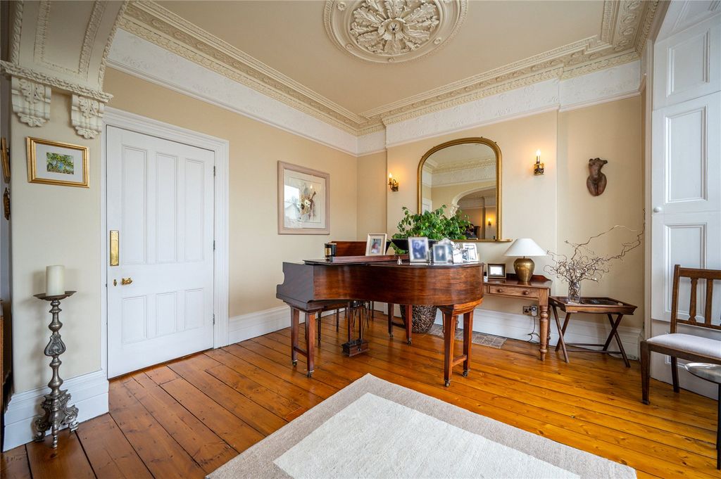 Property photo 3 of 17 Sitting Room