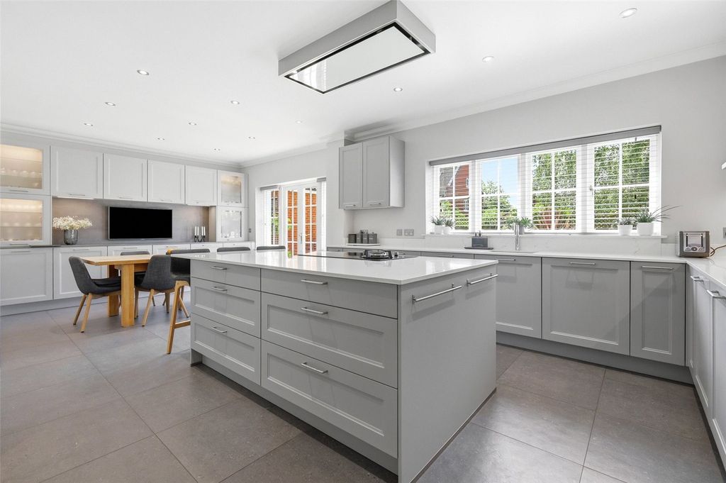 5 bed detached house for saleMilliners Way, Bishop's Stortford, Hertfordshire CM23 photo 4