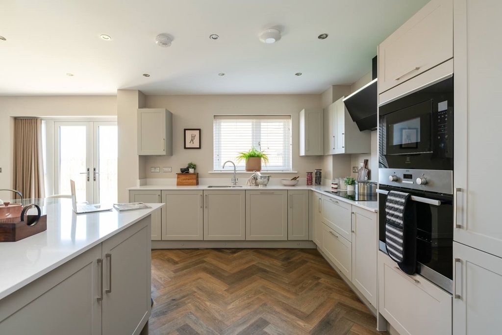 Property photo 2 of 13 A Large Modern Kitchen Ideal For Hosting