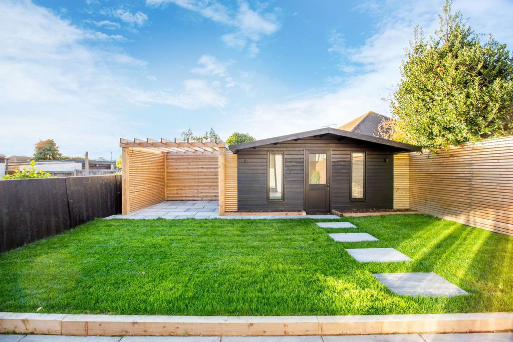 Property photo 2 of 31