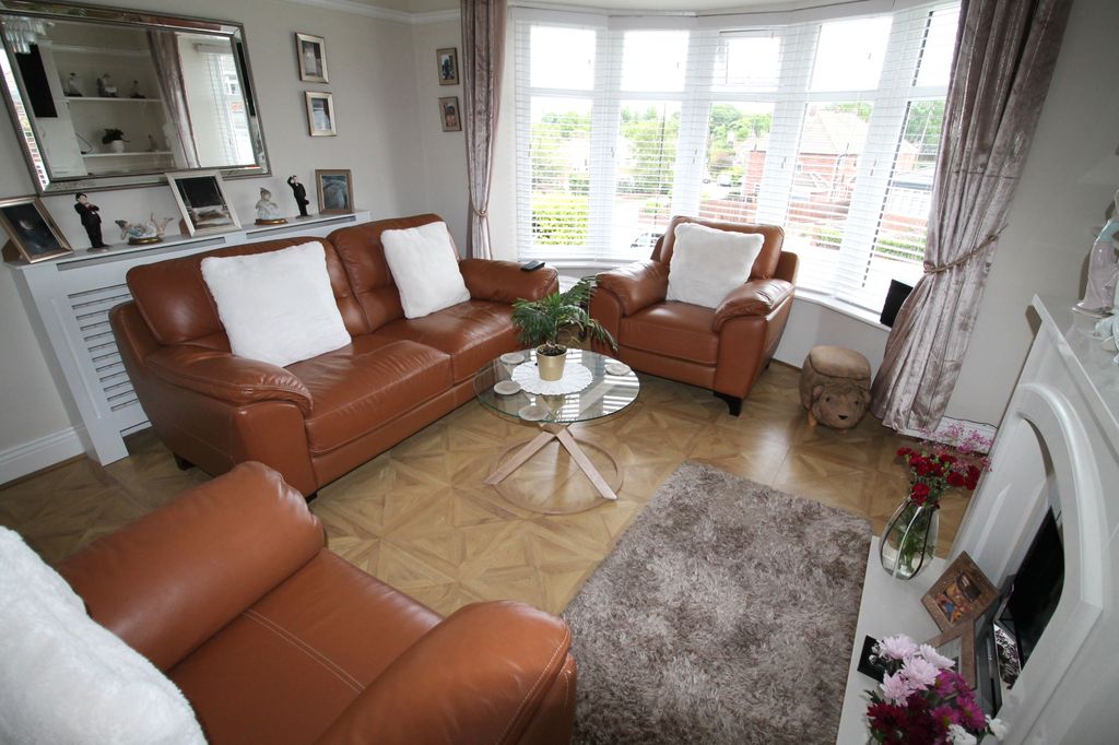 Property photo 3 of 18 Living Room (2)