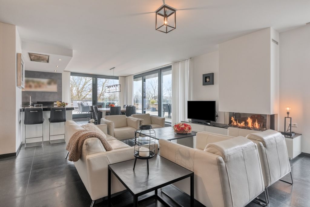 Property photo 2 of 82