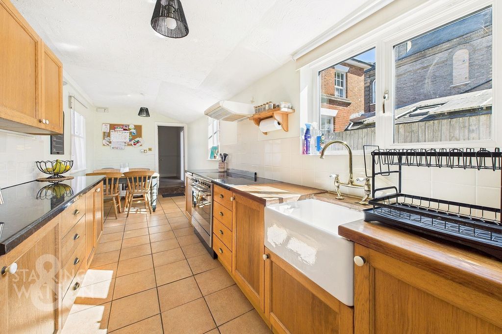 Property photo 2 of 31