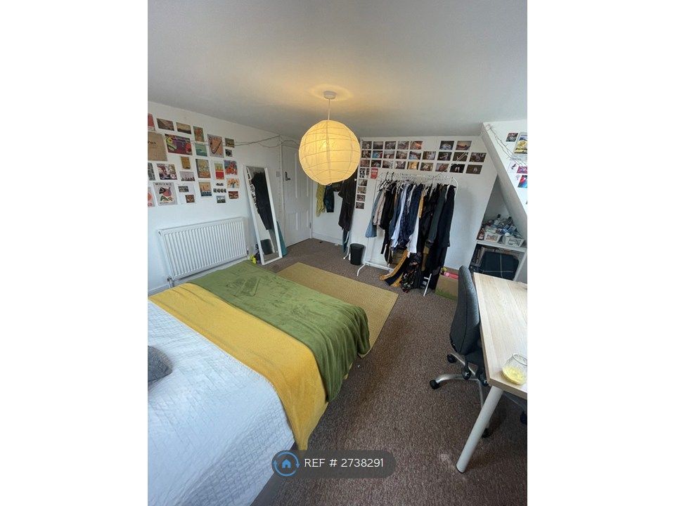 Property photo 2 of 12 Bedroom 5 - Floor 3