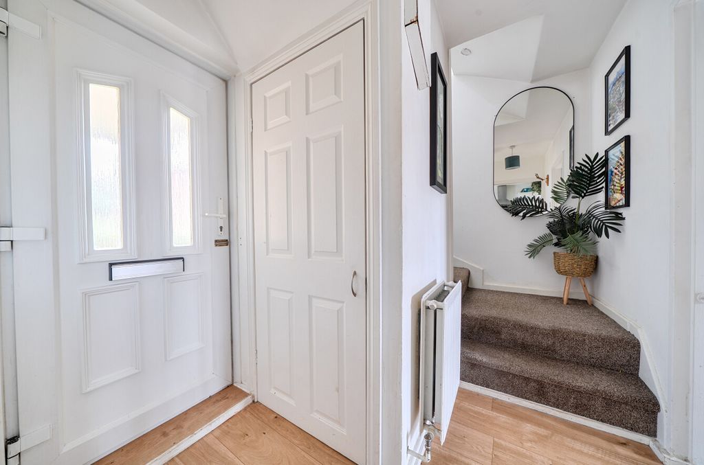 Property photo 2 of 14 1409705-14-6984ce...