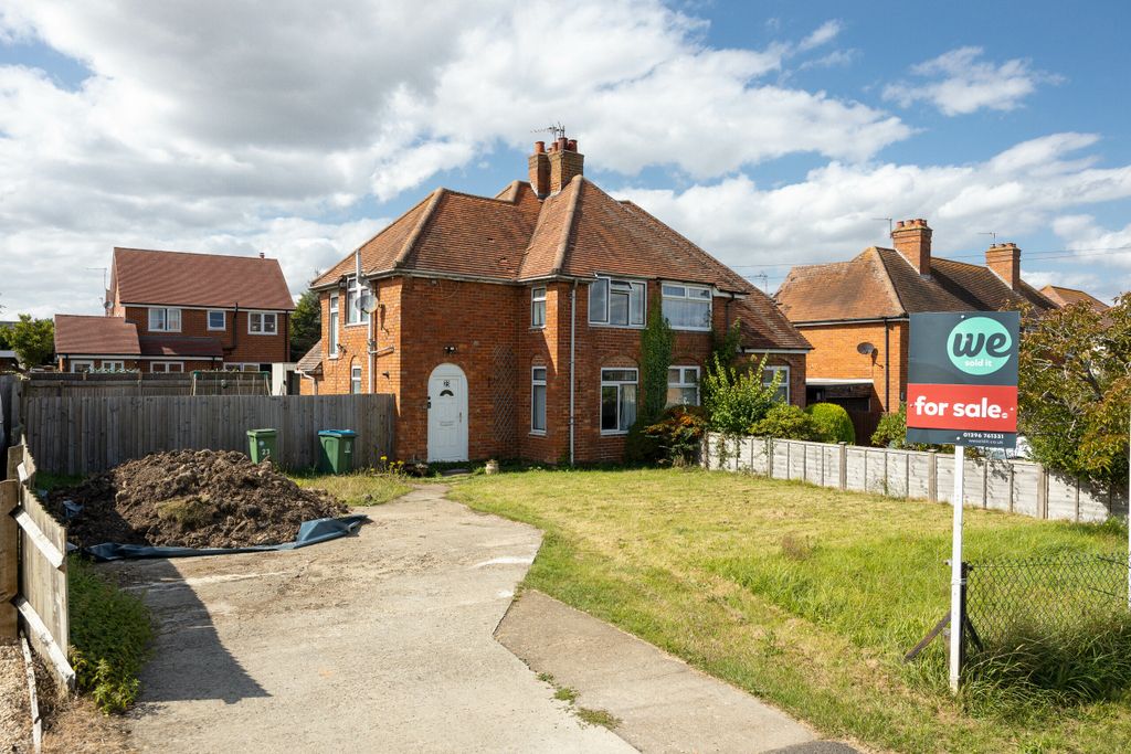 Property photo 1 of 12 23 Buckingham Road, Mk18 2Qa-3