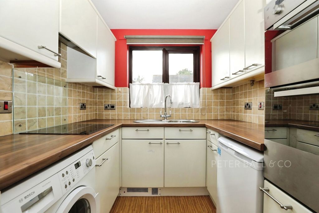 Property photo 3 of 17 Kitchen