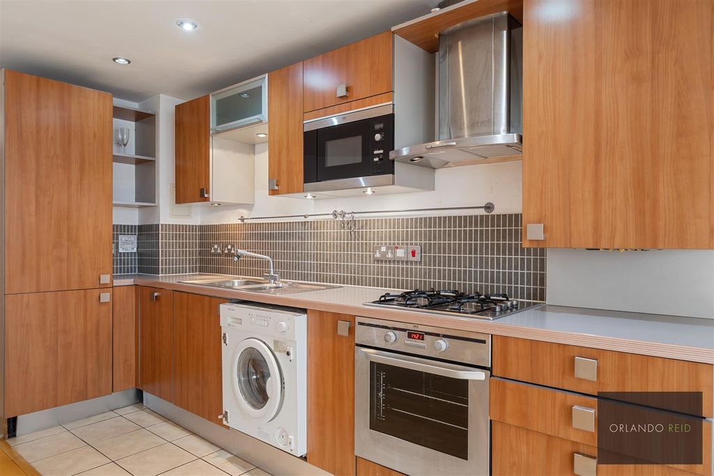 Property photo 2 of 12 Flat 3, 376 Clapham Road Sw9 9Ar-5.Jpg