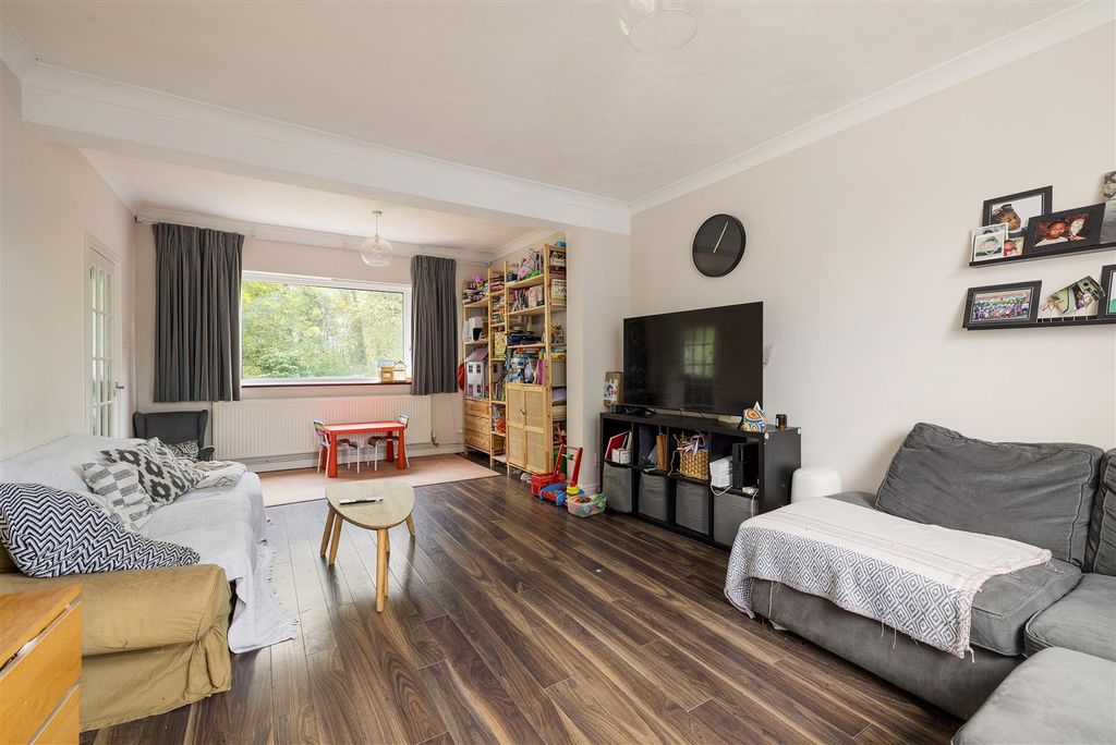 Property photo 2 of 21 Cavendish Road, E4