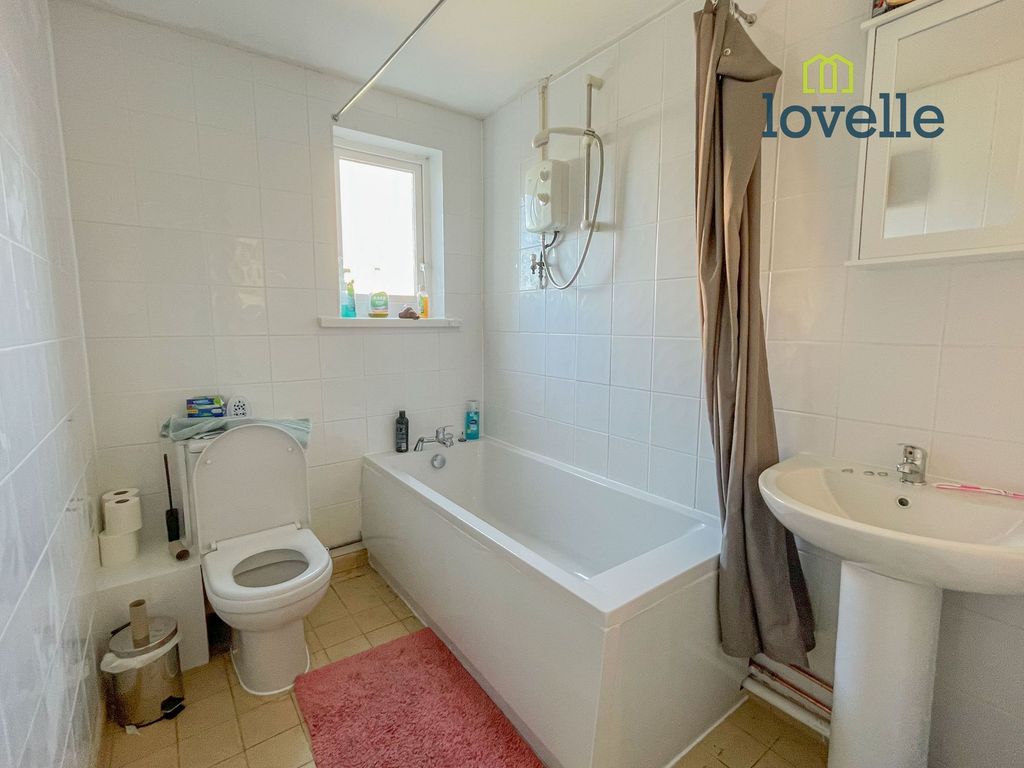 2 bed flat for salePinewood Crescent, Grimsby DN33 photo 4