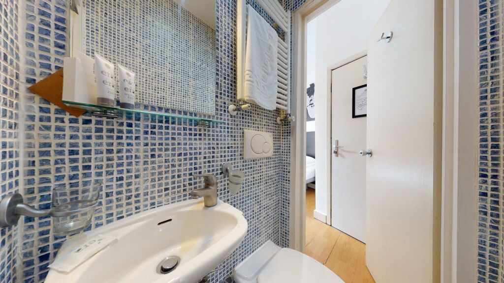 Property photo 3 of 7 Bathroom