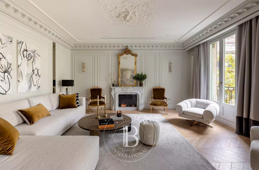 Property photo 1 of 26 Exclusive 4-Bedroom Apartment For Sale In Consell De Cent Street In Eixample, Barcelona