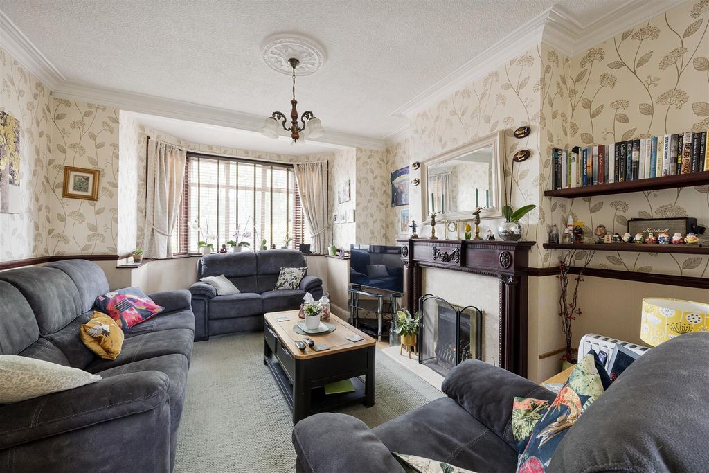 Property photo 2 of 24 Ainslie Wood Road, E4