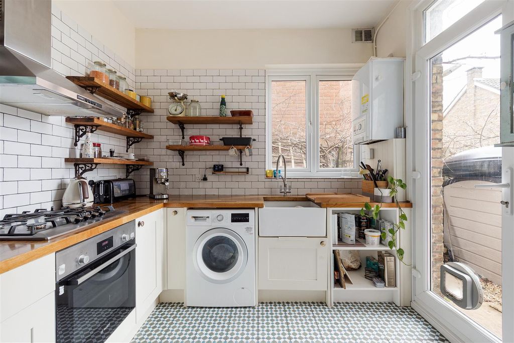 Property photo 3 of 37 Church Hill Road, E17