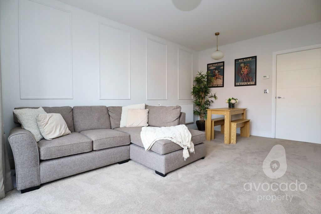 Property photo 2 of 9 5698376
