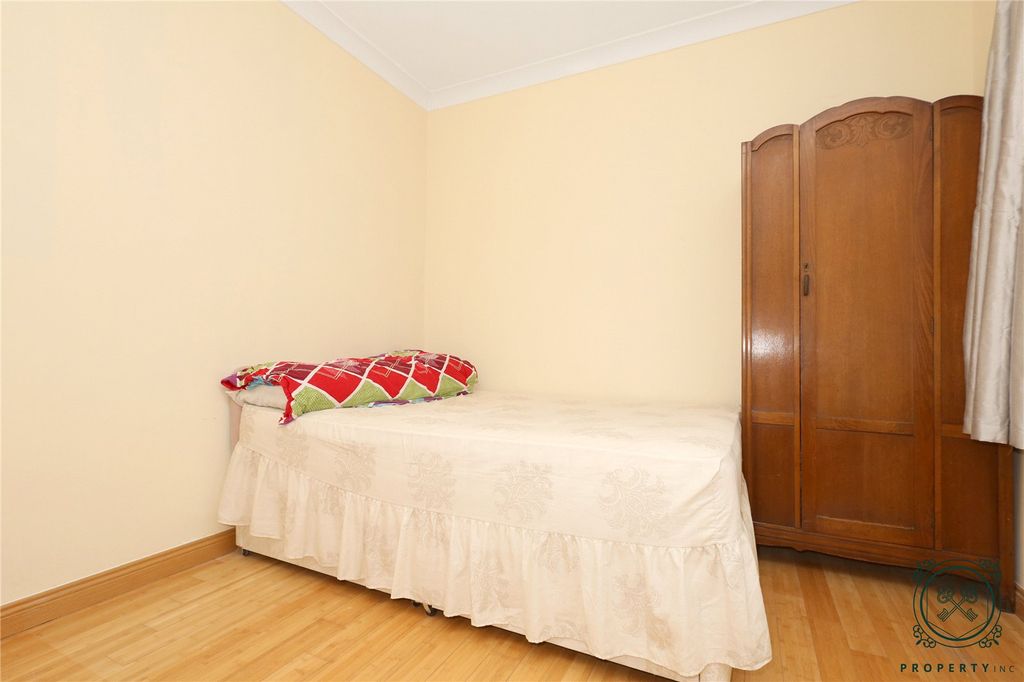 Property photo 2 of 6 Bedrooom