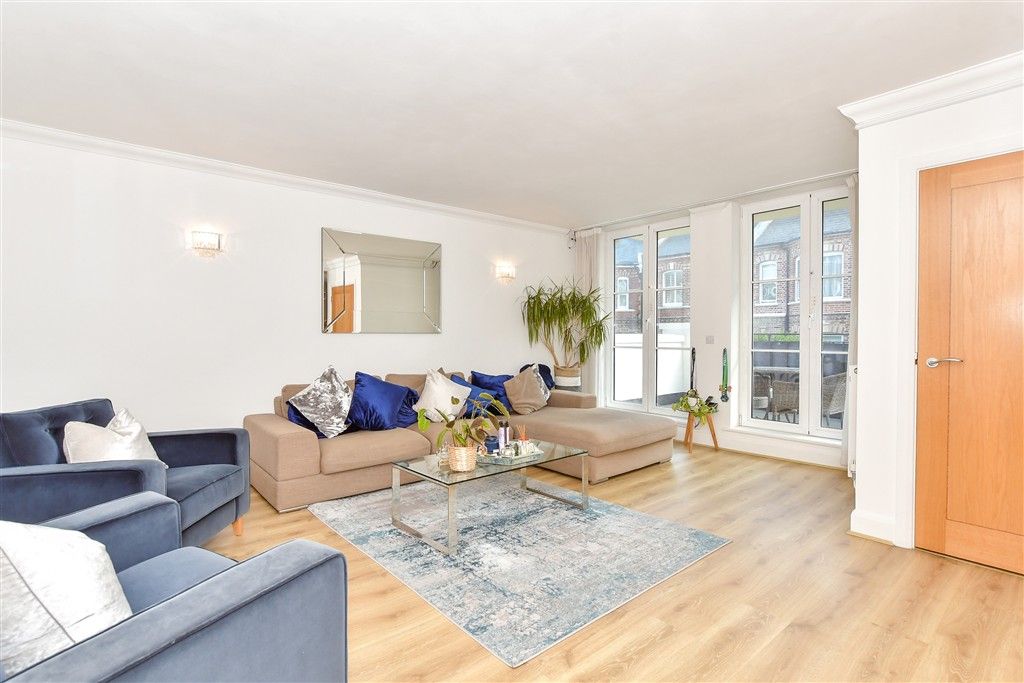 Property photo 3 of 16 Lounge