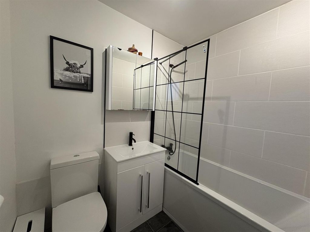 Property photo 3 of 19 Bathroom