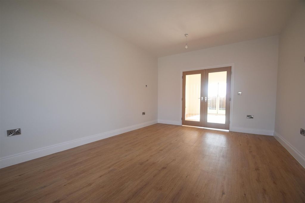 Property photo 3 of 20 Lounge