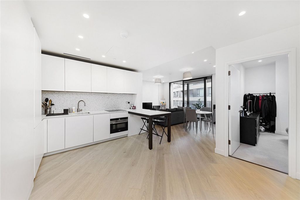 Property photo 3 of 10 Kitchen