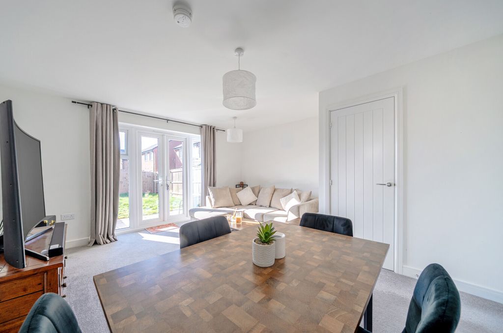 Property photo 3 of 17 1425026-12-69ce37...
