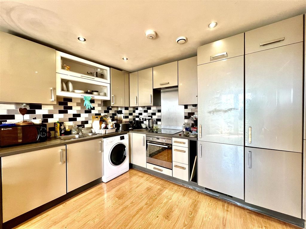 Property photo 3 of 9 Kitchen
