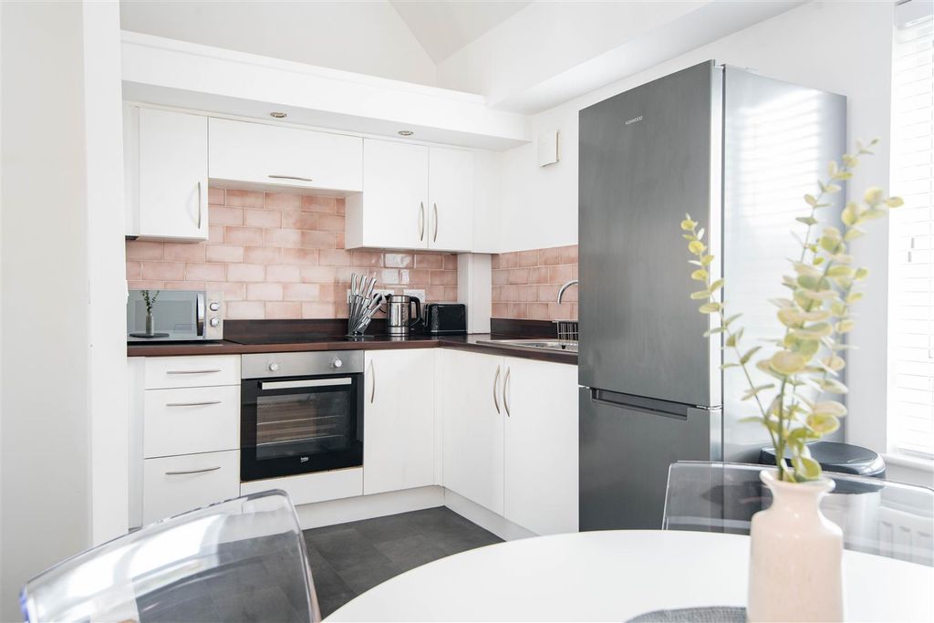 Property photo 3 of 14 Kitchen