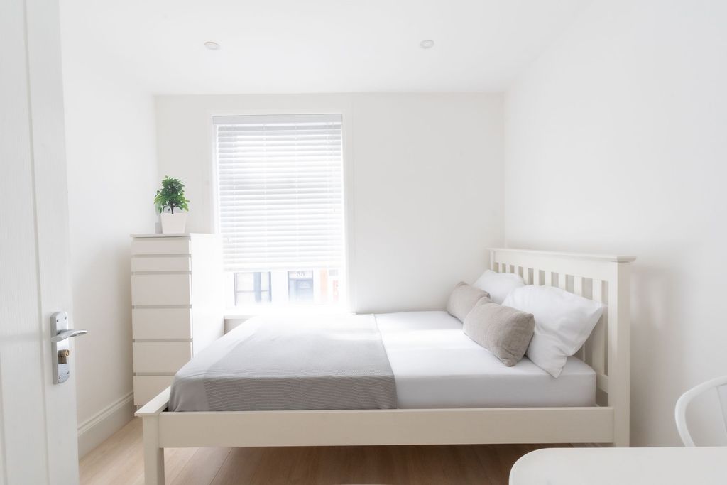 Property photo 3 of 6 Bright And Tidy Double Bedroom Featuring A White W...