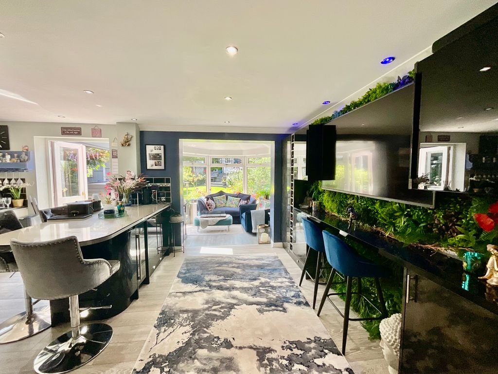 Property photo 3 of 33 Dining Area