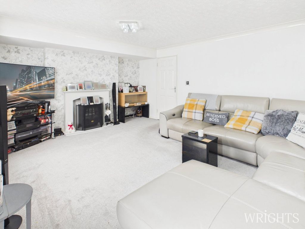 Property photo 3 of 27 Lounge