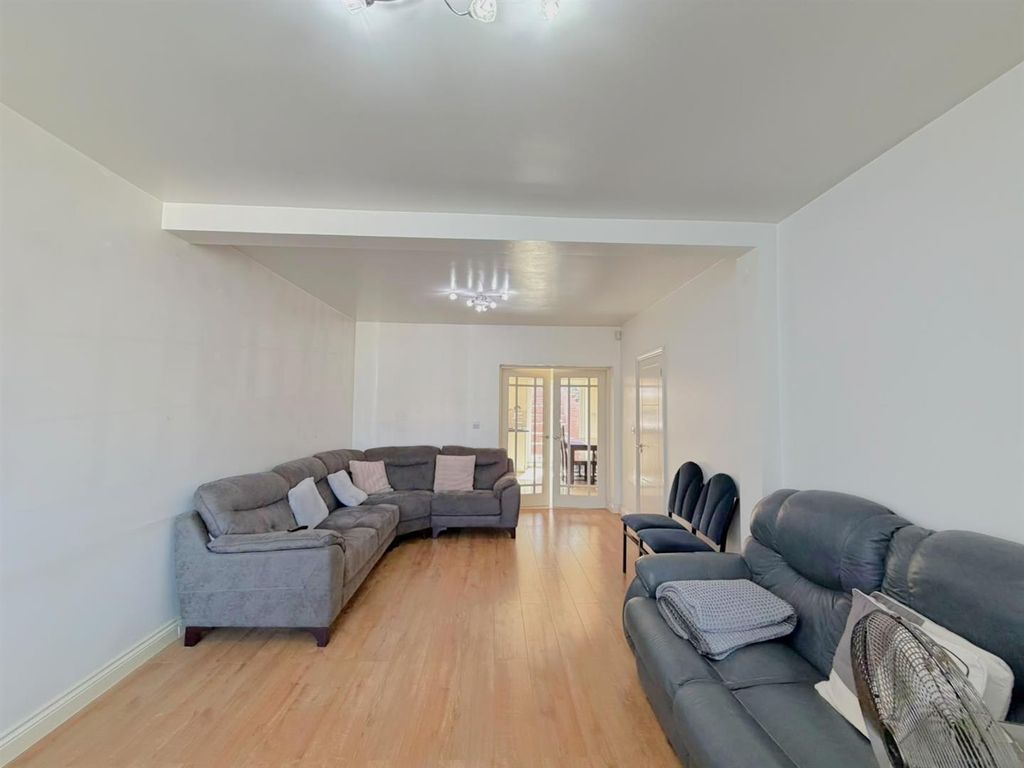 Property photo 2 of 13 Lounge