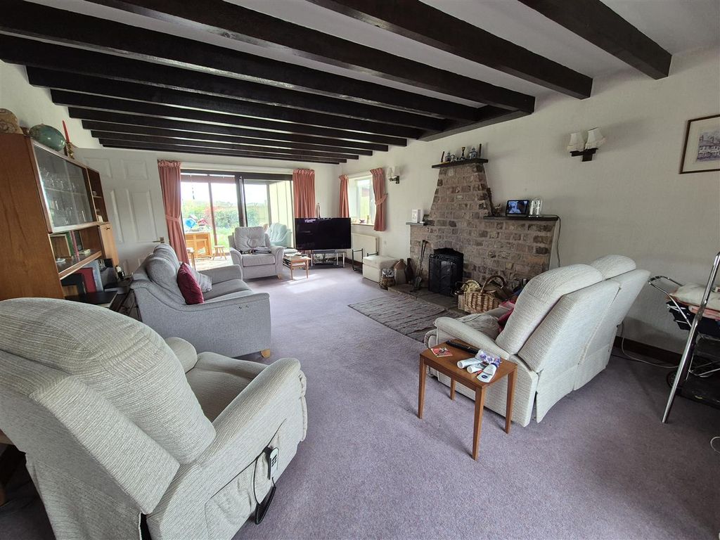 Property photo 3 of 36 Lounge