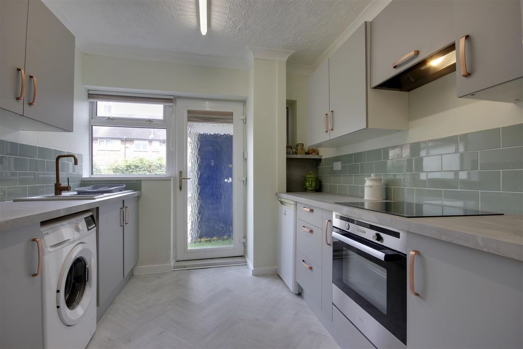 Property photo 2 of 9 Kitchen