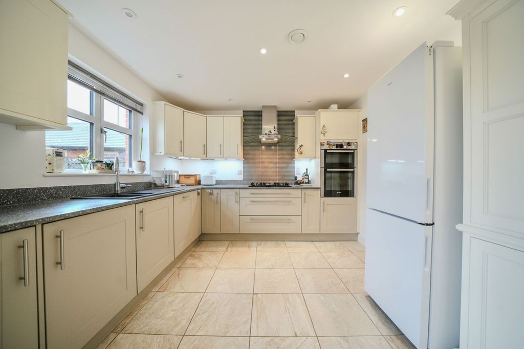 Property photo 3 of 32