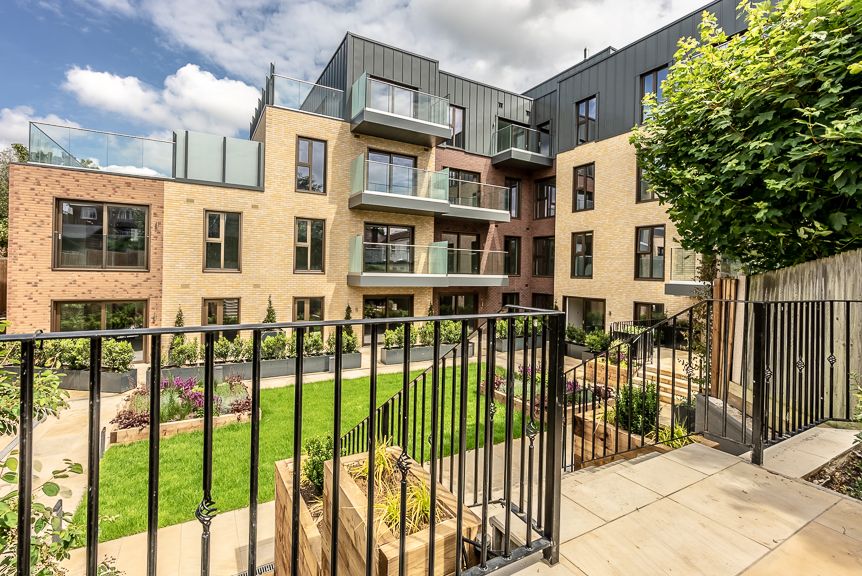 Property photo 3 of 10 Communal Gardens