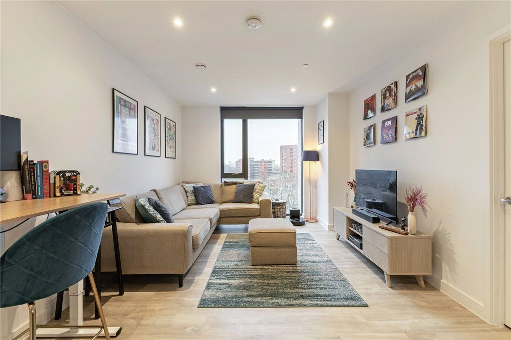 Property photo 3 of 21 Lounge