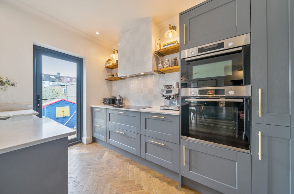 Property photo 2 of 14 1397867-10-696590...