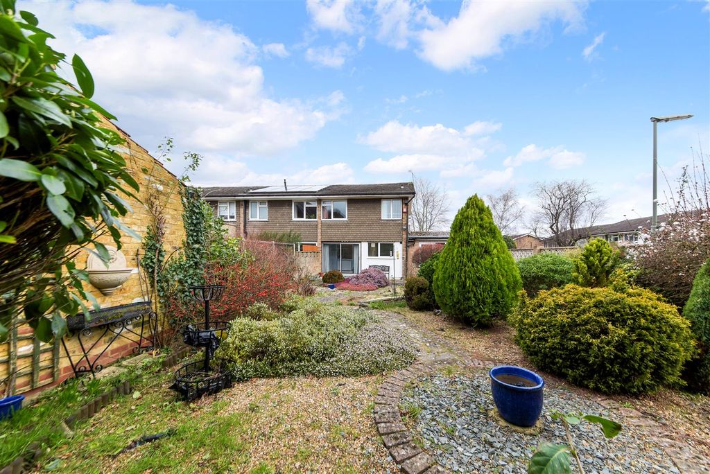 Property photo 3 of 14 Sharon Close