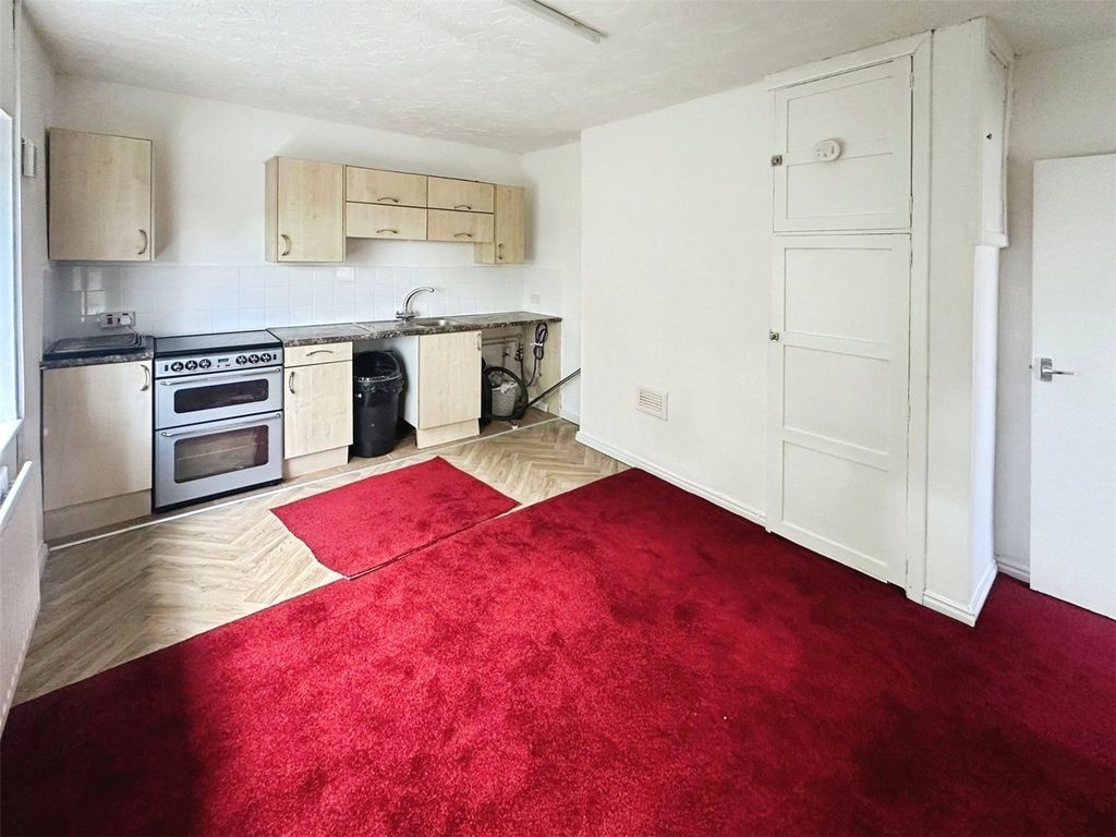 Property photo 2 of 6 Living Room/Kitchen