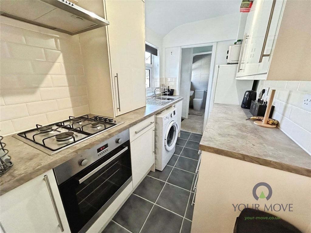 Property photo 3 of 11 Kitchen