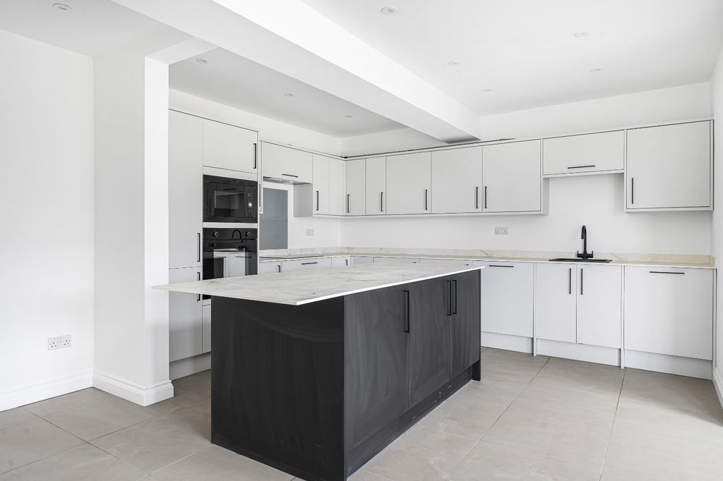 Property photo 3 of 12 Kitchen
