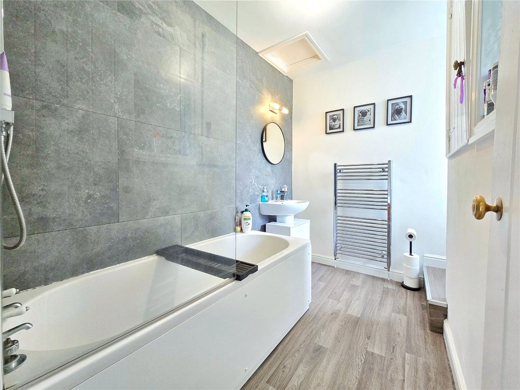 Property photo 3 of 18 Bathroom