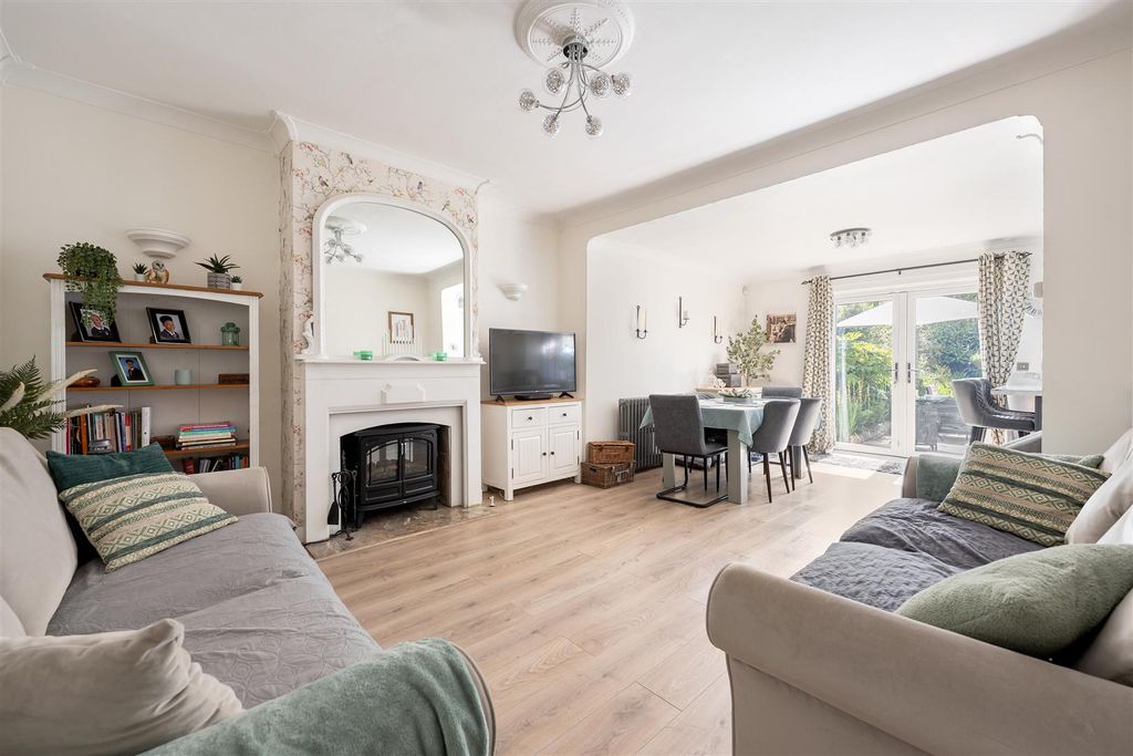 Property photo 2 of 20 Hale End Road Ig8