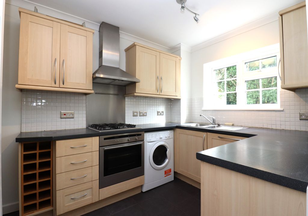 Property photo 3 of 9 8 Osborne Court Kitchen