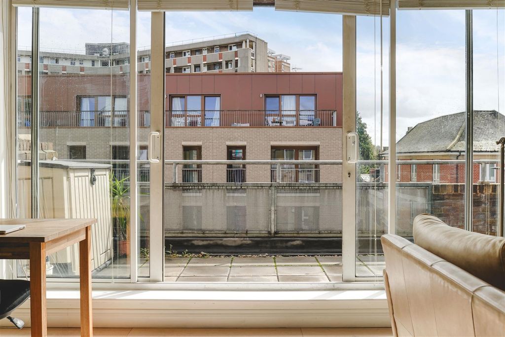 Property photo 3 of 16 Cremer St-9.Jpg