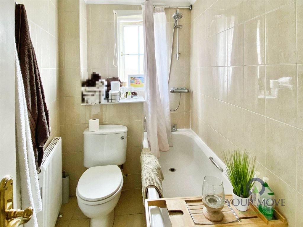 Property photo 3 of 10 Bathroom