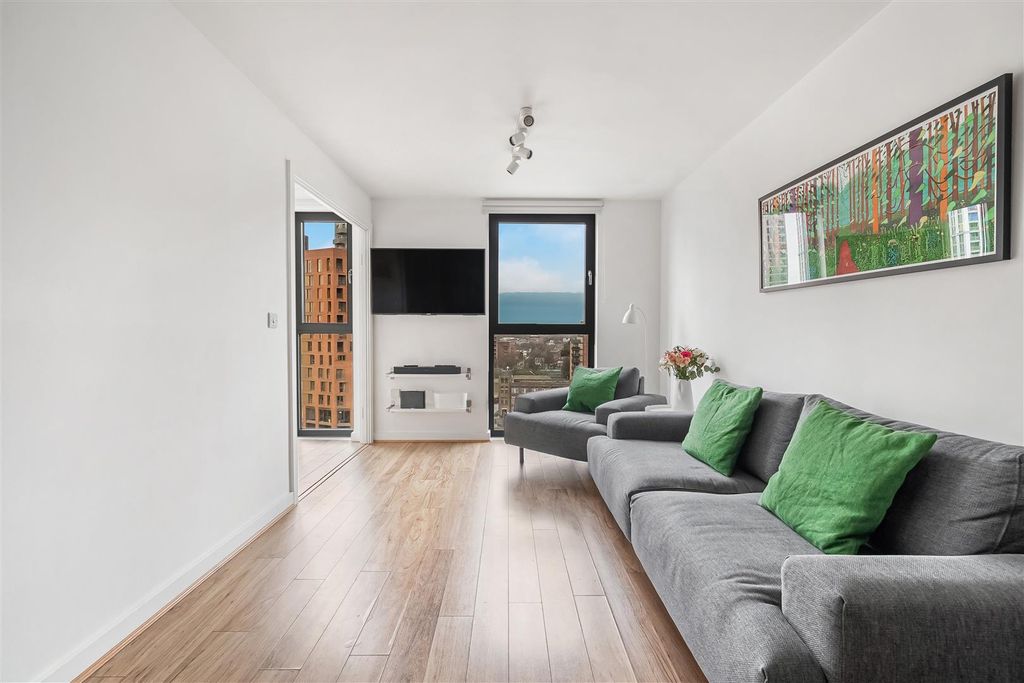 Property photo 2 of 15 Lebus Street, N17