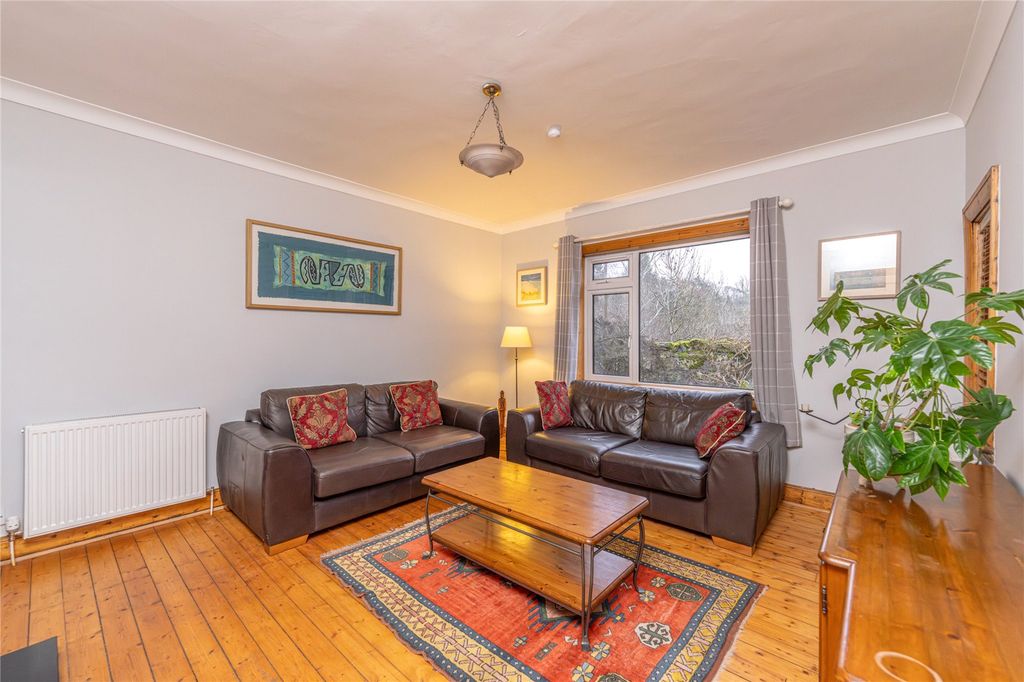 Property photo 2 of 33 Lounge