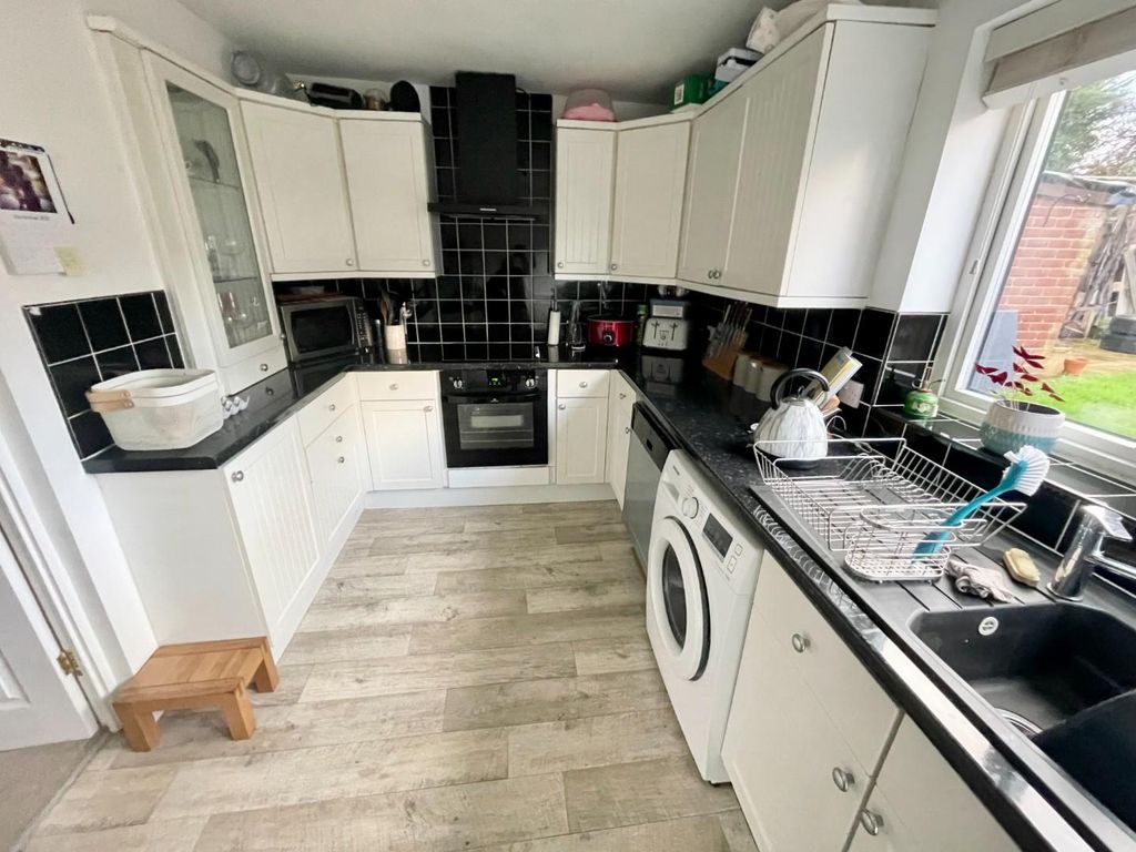 Property photo 2 of 7 Kitchen