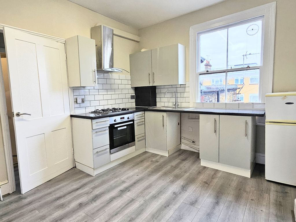 Property photo 3 of 11 Kitchen